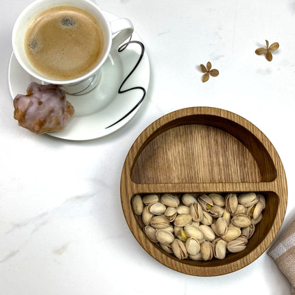 Dębowa miska z przegrodą – idealna na pistacje, orzeszki i przekąski. Naturalne drewno, ręczne wykonanie, funkcjonalność i dobry design w jednym.