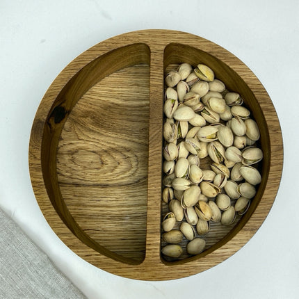Dębowa miska z przegrodą – idealna na pistacje, orzeszki i przekąski. Naturalne drewno, ręczne wykonanie, funkcjonalność i dobry design w jednym.