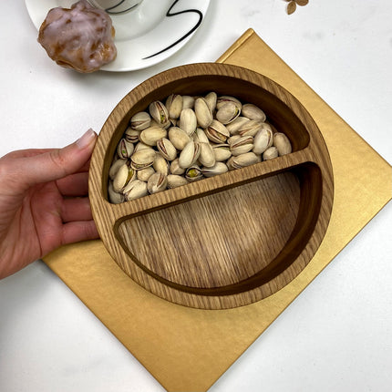 Dębowa miska z przegrodą – idealna na pistacje, orzeszki i przekąski. Naturalne drewno, ręczne wykonanie, funkcjonalność i dobry design w jednym.