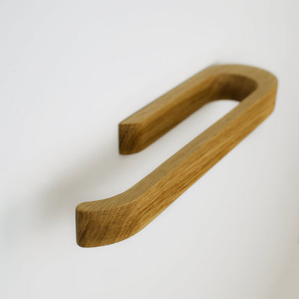 Naturalny wieszak dębowy w minimalistycznym wnętrzu, mocna taśma 3M i klej w zestawie