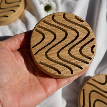 Zbliżenie na naturalne usłojenie drewna dębowego i precyzyjnie wycięte rowki dyfuzora zapachowego.