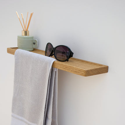 Nowoczesny drewniany wieszak z półką wykonany z litego dębu lub orzecha amerykańskiego to praktyczny i elegancki element wyposażenia domu. Solidne haczyki oraz stabilna półka pozwalają na przechowywanie odzieży, ozdób, roślin czy akcesoriów. Naturalne drewno, olejowane dla podkreślenia struktury, zapewnia trwałość i ponadczasowy wygląd.