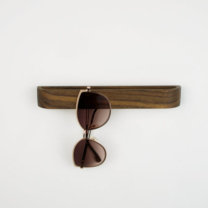 Nowoczesny organizer na okulary wykonany z litego drewna orzecha amerykańskiego, widok od przodu.