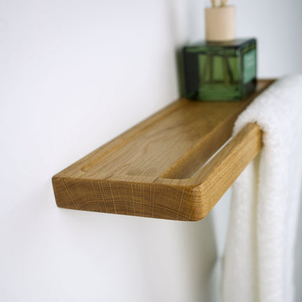 Wieszak z półką do małej łazienki – naturalne drewno.