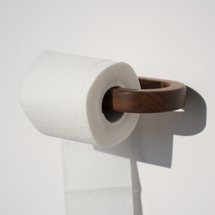 Funkcjonalny wieszak na papier toaletowy w stylu loftowym, wykonany z egzotycznego drewna orzechowego.
