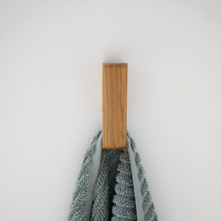 Nowoczesny haczyk drewniany z litego dębu o gładkim wykończeniu