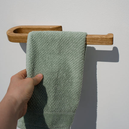 Minimalistyczny wieszak dębowy w łazience typu loft – montaż ścienny.