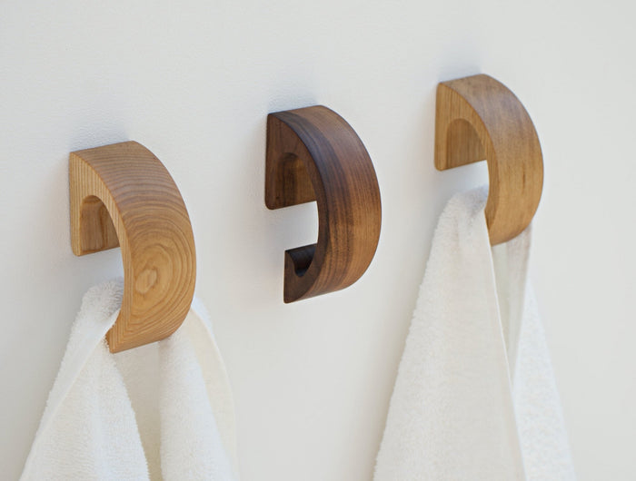Drewniany wieszak na ręczniki – haczyk ścienny z litego drewna: jesion, dąb i orzech amerykański. Ręcznie wykonany uchwyt do łazienki lub kuchni, nowoczesny i minimalistyczny design, idealny do wnętrz w stylu skandynawskim i naturalnym.