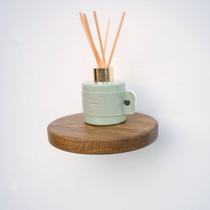 drewniana półka, półka ścienna, półka dębowa, półka wisząca, półka minimalistyczna, półka dekoracyjna, półka do salonu, półka do łazienki, półka do sypialni, półka do biura, półka na książki, półka na rośliny, półka na drobiazgi, półka z litego drewna, drewniana półka ścienna, nowoczesna półka, skandynawski design, naturalne drewno, drewniane dekoracje, półka do ekspozycji, designerska półka, elegancka półka, funkcjonalna półka, półka do przedpokoju, półka do gabinetu, półka na ramki, półka na kosmetyki, 