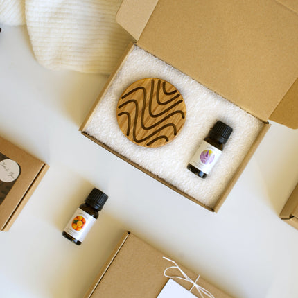 Dyfuzor dębowy i olejek eteryczny w pudełku na prezent.