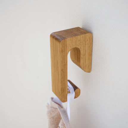 Drewniany haczyk ścienny z dębu w nowoczesnym, skandynawskim stylu