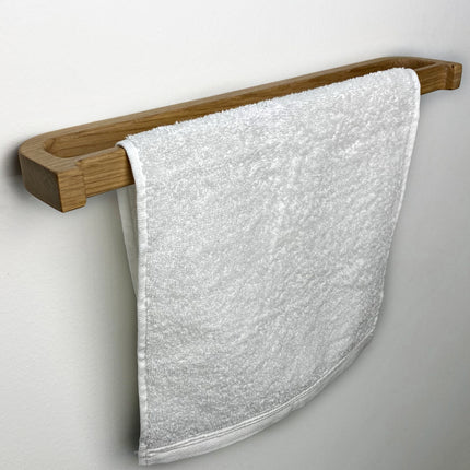 drewniany wieszak do łazienki, wieszak dębowy, wieszak łazienkowy drewniany, minimalistyczny wieszak z drewna, skandynawski styl łazienki, naturalne drewno w łazience, wieszak z litego dębu, drewniany wieszak ścienny, wieszak łazienkowy skandynawski, wieszak drewniany ścienny, dębowe dodatki do łazienki, drewniany uchwyt na ręczniki, wieszak ręcznikowy, wieszak drewniany minimalistyczny, wieszak nowoczesny, drewniane akcesoria łazienkowe, ręcznie robiony wieszak, drewniany design, trwały wieszak z drewna, 