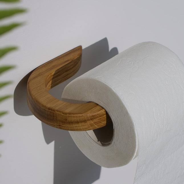 ręcznie robiony uchwyt, drewniany design, naturalny styl, uchwyt na rolkę papieru, uchwyt na papier w stylu loft, uchwyt z litego drewna, uchwyt do nowoczesnego wnętrza, estetyczne przechowywanie, uchwyt dekoracyjny, funkcjonalne dodatki łazienkowe, uchwyt ścienny na papier, drewniany montaż, uchwyt do WC, dodatki do toalety, dodatki z drewna do łazienki, drewniane akcesoria łazienkowe, naturalny uchwyt, styl skandynawski, styl loftowy, dębowe dodatki, uchwyt z czarnym akcentem, drewno i stal, prosty design