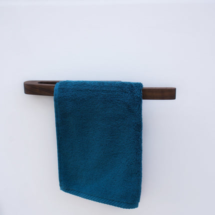 Wieszak na ręcznik z orzecha amerykańskiego – elegancki, samoprzylepny, bez wiercenia, minimalistyczny