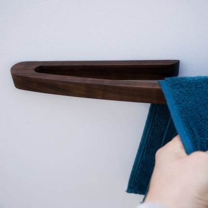 Wieszak na ręcznik z orzecha amerykańskiego – elegancki, samoprzylepny, bez wiercenia, minimalistyczny