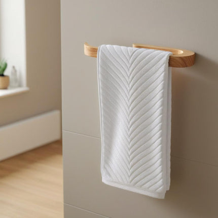 Samoprzylepny wieszak na małe ręczniki wykonany z litego drewna dębowego to praktyczne i estetyczne rozwiązanie do łazienki lub kuchni. Dzięki mocnej taśmie montażowej umożliwia szybki montaż bez wiercenia i uszkadzania powierzchni. Naturalny dąb cechuje się wysoką trwałością oraz odpornością na codzienne użytkowanie, a prosta forma wieszaka doskonale komponuje się z nowoczesnymi i klasycznymi wnętrzami. Idealny do ręczników do rąk, ściereczek kuchennych lub małych tekstyliów.