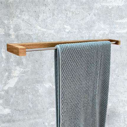 wieszak drewniany minimalistyczny, wieszak nowoczesny, drewniane akcesoria łazienkowe, ręcznie robiony wieszak, drewniany design, trwały wieszak z drewna, elegancki wieszak łazienkowy, ekologiczne dodatki do łazienki, styl skandynawski w domu, drewno i biel, loftowa łazienka, wieszak premium, solidny wieszak do łazienki, dodatki w stylu nordyckim

