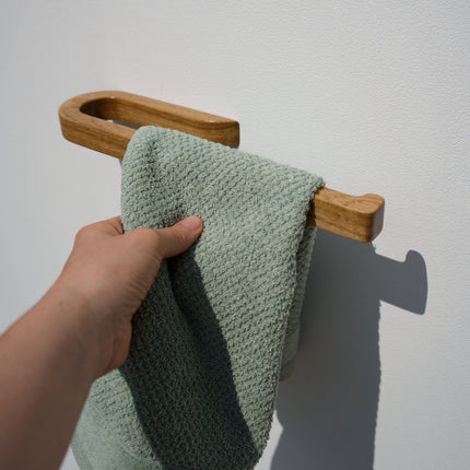 Minimalistyczny wieszak dębowy w łazience typu loft – montaż ścienny. Wieszaki drewniane, wieszaki na małe ręczniki.