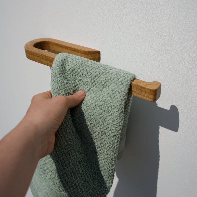 Minimalistyczny wieszak dębowy w łazience typu loft – montaż ścienny. Wieszaki drewniane, wieszaki na małe ręczniki.