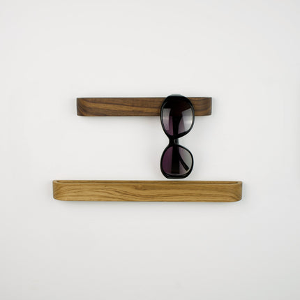 Porównanie dwóch długości drewnianego organizera na okulary: wariant 23 cm oraz 33 cm.