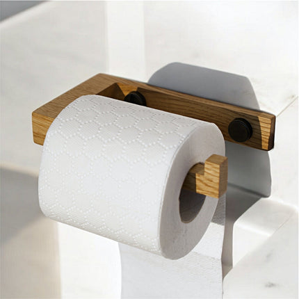 drewniany uchwyt na papier, uchwyt na papier toaletowy, uchwyt z drewna, uchwyt dębowy, uchwyt z orzecha, drewniany uchwyt łazienkowy, minimalistyczny uchwyt, uchwyt w stylu skandynawskim, drewniane dodatki do łazienki, ekologiczne dodatki, stylowa łazienka, nowoczesna łazienka, rustykalna łazienka, naturalne drewno w łazience, łazienka z drewnem, uchwyt handmade, ręcznie robiony uchwyt, drewniany design, naturalny styl, uchwyt na rolkę papieru, uchwyt na papier w stylu loft, uchwyt z litego drewna, 