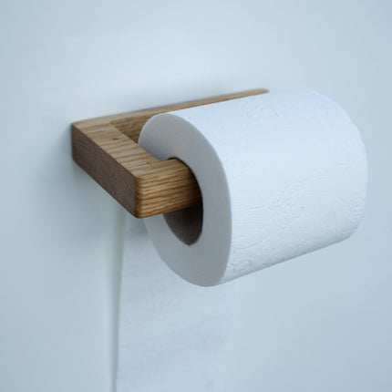 Dębowy uchwyt na papier toaletowy samoprzylepny to idealne rozwiązanie – minimalistyczny design w duchu japandi, montaż bez wiercenia, szybkie i bezproblemowe mocowanie na klej dołączony do zestawu.