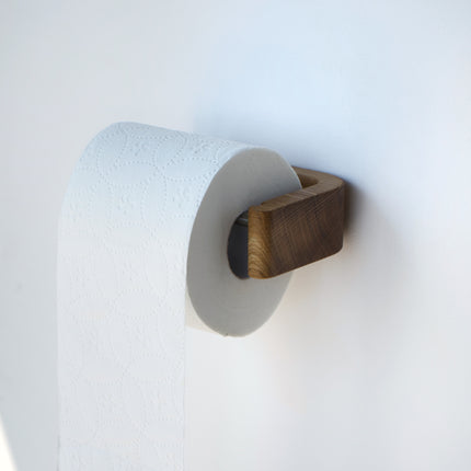 Nowoczesny uchwyt na papier toaletowy montowany na ścienie białej w dwóch wersjach montażu.