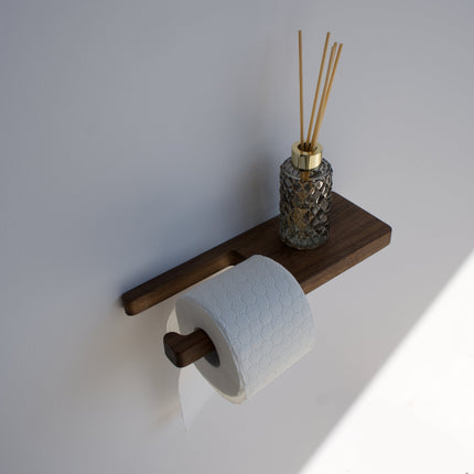 drewniany uchwyt na papier toaletowy z półką, uchwyt na papier toaletowy, uchwyt z drewna, uchwyt dębowy, uchwyt z orzecha, drewniany uchwyt łazienkowy, minimalistyczny uchwyt, uchwyt w stylu skandynawskim, drewniane dodatki do łazienki, ekologiczne dodatki, stylowa łazienka, nowoczesna łazienka, 