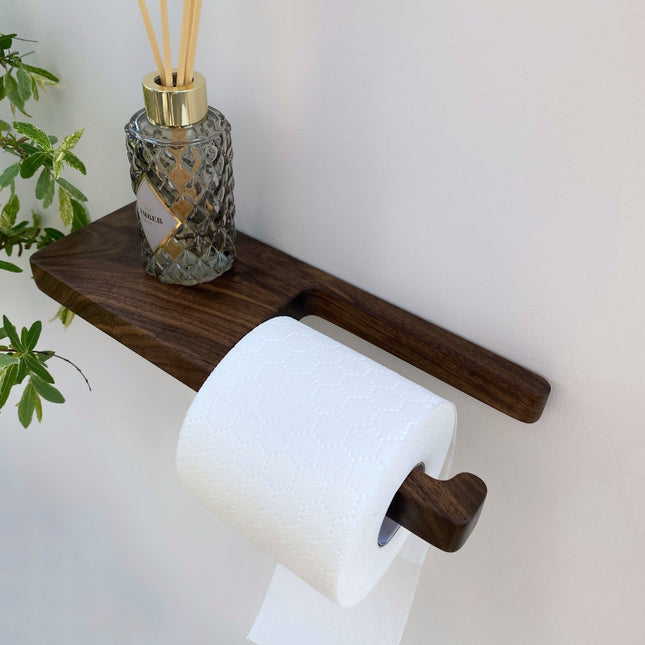 drewniany uchwyt na papier toaletowy z półką, uchwyt na papier toaletowy, uchwyt z drewna, uchwyt dębowy, uchwyt z orzecha, drewniany uchwyt łazienkowy, minimalistyczny uchwyt, uchwyt w stylu skandynawskim, drewniane dodatki do łazienki, ekologiczne dodatki, stylowa łazienka, nowoczesna łazienka, 