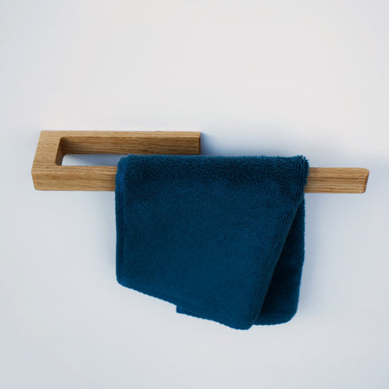 Minimalistyczny wieszak drewniany na małe ręczniki z montażem na taśmie