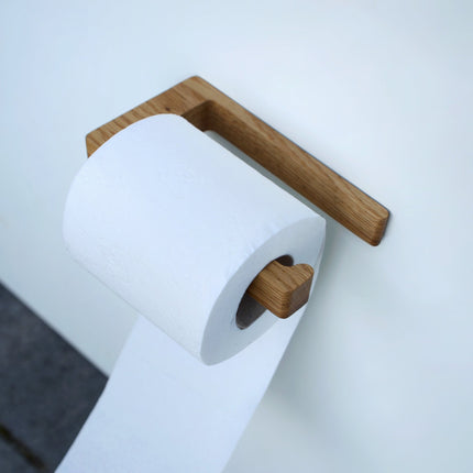 Dębowy uchwyt na papier toaletowy samoprzylepny to idealne rozwiązanie – minimalistyczny design w duchu japandi, montaż bez wiercenia, szybkie i bezproblemowe mocowanie na klej dołączony do zestawu.