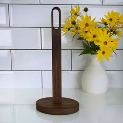 Stojak na kuchenne ręczniki papierowe z litego drewna orzecha amerykańskiego lub dębu to połączenie trwałości, naturalnego piękna i funkcjonalności. Wykonany ręcznie z najwyższej jakości drewna, wprowadza do kuchni przytulny, naturalny akcent i sprawia, że codzienne korzystanie z papierowych ręczników staje się wygodniejsze i bardziej estetyczne.