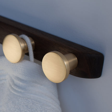 Porte-serviettes moderne en noyer avec boutons dorés