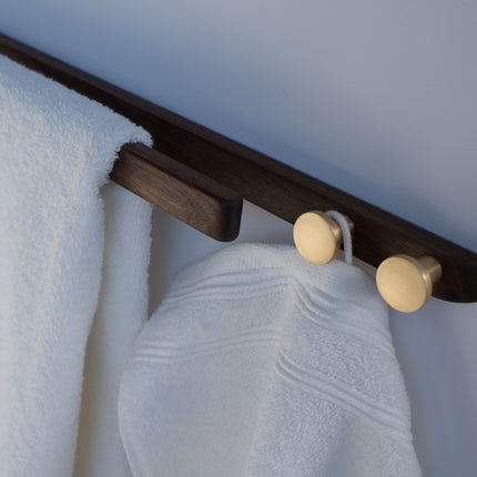 Porte-serviettes moderne en noyer avec boutons dorés