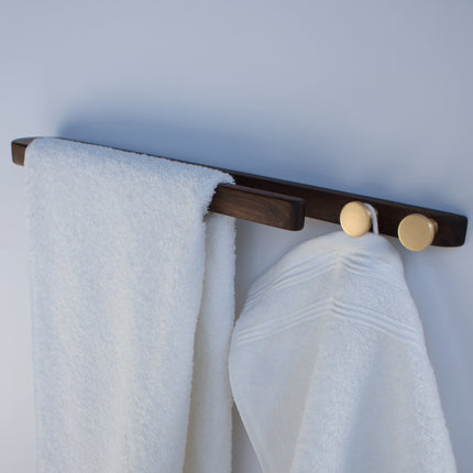 Porte-serviettes moderne en noyer avec boutons dorés