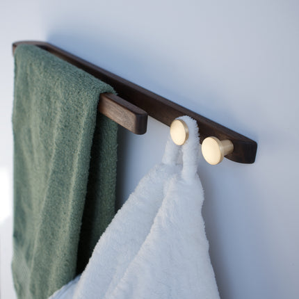 Porte-serviettes moderne en noyer avec boutons dorés