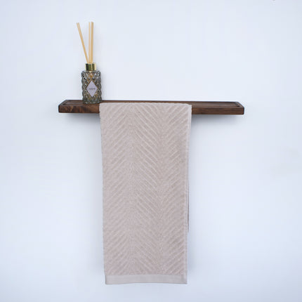 Minimalistischer Handtuchhalter aus Holz mit Ablage
