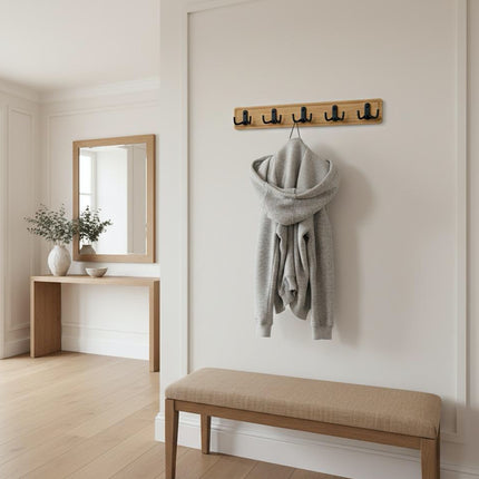 Dębowy wieszak ścienny w stylu loftowym z czarnymi akcentami, prezentujący 10 punktów zawieszenia.