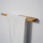 drewniany wieszak do łazienki, wieszak dębowy, wieszak łazienkowy drewniany, minimalistyczny wieszak z drewna, skandynawski styl łazienki, naturalne drewno w łazience, wieszak z litego dębu, drewniany wieszak ścienny, wieszak łazienkowy skandynawski, wieszak drewniany ścienny, dębowe dodatki do łazienki, drewniany uchwyt na ręczniki, wieszak ręcznikowy, wieszak drewniany minimalistyczny, wieszak nowoczesny, drewniane akcesoria łazienkowe, ręcznie robiony wieszak, drewniany design, trwały wieszak z drewna, 