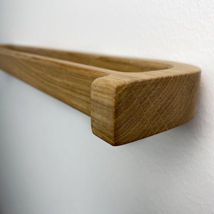ręcznie robiony wieszak, drewniany design, trwały wieszak z drewna, elegancki wieszak łazienkowy, ekologiczne dodatki do łazienki, styl skandynawski w domu, drewno i biel, loftowa łazienka, wieszak premium, solidny wieszak do łazienki, dodatki w stylu nordyckim