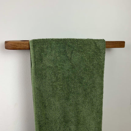 drewniany wieszak do łazienki, wieszak dębowy, wieszak łazienkowy drewniany, minimalistyczny wieszak z drewna, skandynawski styl łazienki, naturalne drewno w łazience, wieszak z litego dębu, drewniany wieszak ścienny, wieszak łazienkowy skandynawski, wieszak drewniany ścienny, dębowe dodatki do łazienki, drewniany uchwyt na ręczniki, wieszak ręcznikowy, wieszak drewniany minimalistyczny, wieszak nowoczesny, drewniane akcesoria łazienkowe