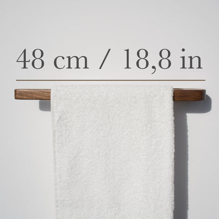 drewniany wieszak do łazienki, wieszak dębowy, wieszak łazienkowy drewniany, minimalistyczny wieszak z drewna, skandynawski styl łazienki, naturalne drewno w łazience, wieszak z litego dębu, drewniany wieszak ścienny, wieszak łazienkowy skandynawski, wieszak drewniany ścienny, dębowe dodatki do łazienki, drewniany uchwyt na ręczniki, wieszak ręcznikowy, wieszak drewniany minimalistyczny, wieszak nowoczesny, drewniane akcesoria łazienkowe