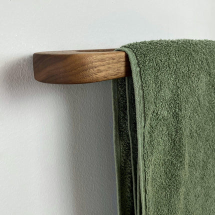 drewniany wieszak do łazienki, wieszak dębowy, wieszak łazienkowy drewniany, minimalistyczny wieszak z drewna, skandynawski styl łazienki, naturalne drewno w łazience, wieszak z litego dębu, drewniany wieszak ścienny, wieszak łazienkowy skandynawski, wieszak drewniany ścienny, dębowe dodatki do łazienki, drewniany uchwyt na ręczniki, wieszak ręcznikowy, wieszak drewniany minimalistyczny, wieszak nowoczesny, drewniane akcesoria łazienkowe
