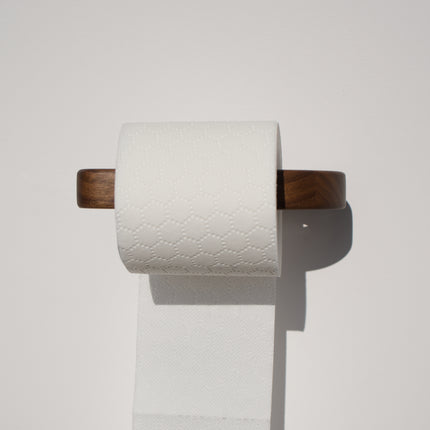 Matowy uchwyt z orzecha amerykańskiego w aranżacji luksusowej łazienki typu spa.