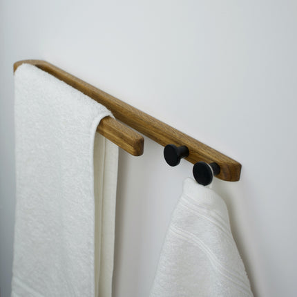 drewniany wieszak do łazienki, wieszak dębowy, wieszak łazienkowy drewniany, minimalistyczny wieszak z drewna, skandynawski styl łazienki, naturalne drewno w łazience, wieszak z litego dębu, drewniany wieszak ścienny, wieszak łazienkowy skandynawski, wieszak drewniany ścienny, dębowe dodatki do łazienki, drewniany uchwyt na ręczniki, wieszak ręcznikowy, wieszak drewniany minimalistyczny, wieszak nowoczesny, drewniane akcesoria łazienkowe, ręcznie robiony wieszak, drewniany design, trwały wieszak z drewna, 