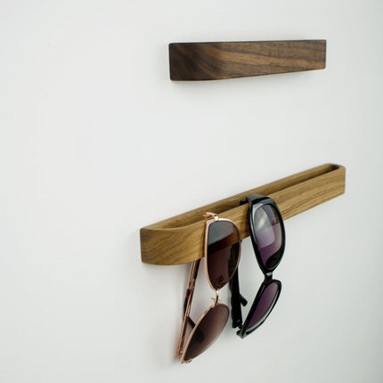 Drewniany organizer na okulary z litego dębu, prosty sposób na porządek i estetykę w przedpokoju lub sypialni.