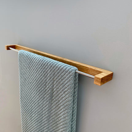 wieszak drewniany minimalistyczny, wieszak nowoczesny, drewniane akcesoria łazienkowe, ręcznie robiony wieszak, drewniany design, trwały wieszak z drewna, elegancki wieszak łazienkowy, ekologiczne dodatki do łazienki, styl skandynawski w domu, drewno i biel, loftowa łazienka, wieszak premium, solidny wieszak do łazienki, dodatki w stylu nordyckim

