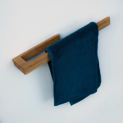 Wieszak z drewna montowany bez narzędzi na małe ręczniki łazienkowe