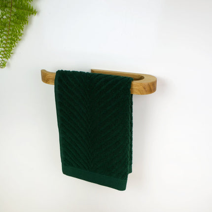 Dębowy wieszak do łazienki z unikalnym rysunkiem drewna, styl skandynawski i nowoczesny