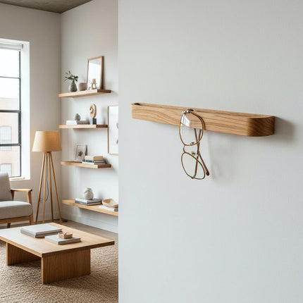 Samoprzylepny wieszak na okulary wykonany z litego drewna dębowego to praktyczne i estetyczne rozwiązanie do przechowywania okularów korekcyjnych i przeciwsłonecznych. Dzięki mocnej taśmie montażowej nie wymaga wiercenia ani użycia narzędzi – wystarczy przykleić go do gładkiej powierzchni. Naturalne drewno dębowe zapewnia trwałość oraz elegancki wygląd, który doskonale komponuje się z nowoczesnymi i klasycznymi wnętrzami. Idealny do przedpokoju, sypialni, biura lub garderoby.